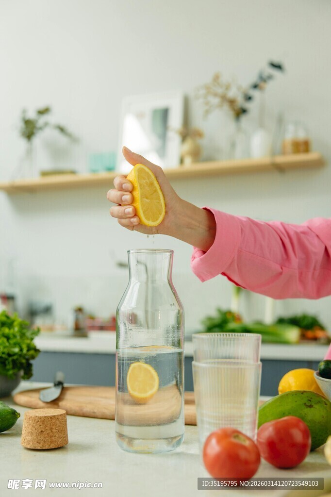 手挤柠檬制作新鲜柠檬汁