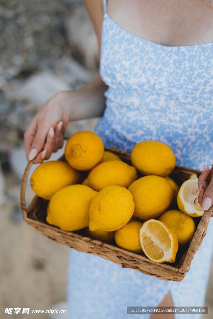 女子手持篮中新鲜柠檬