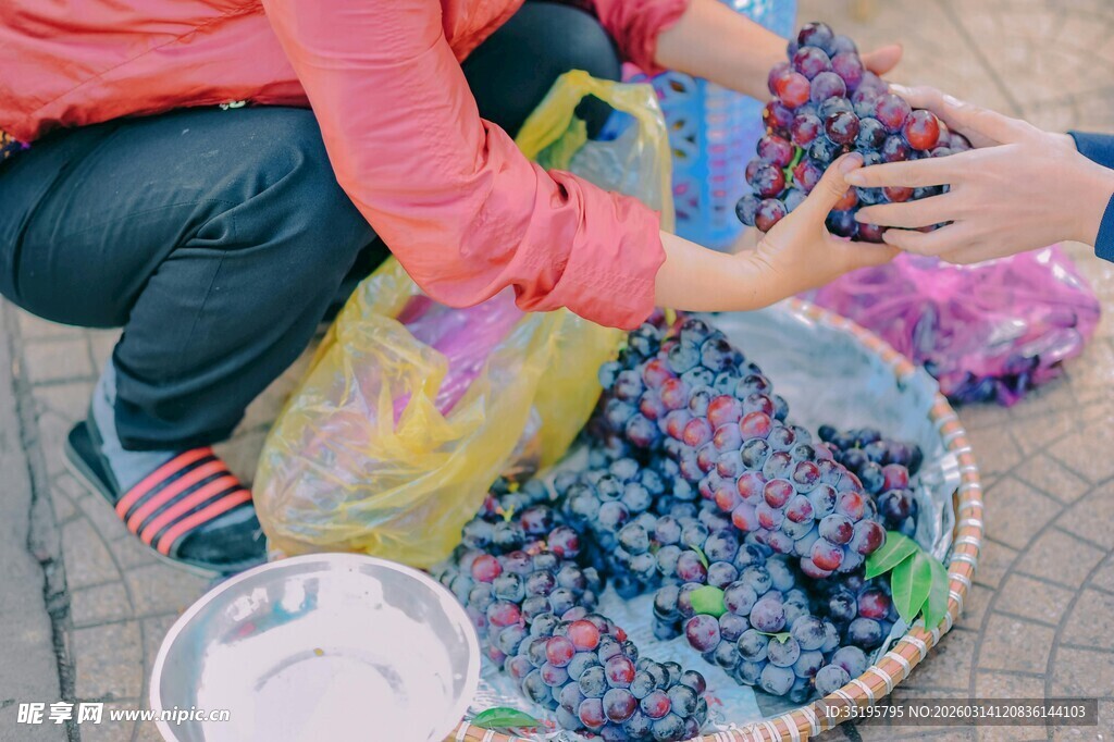 手工编织彩色物品的场景