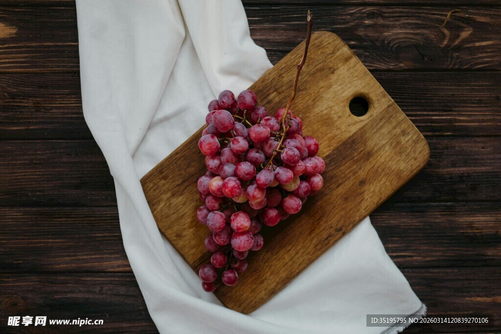木板上的新鲜红葡萄