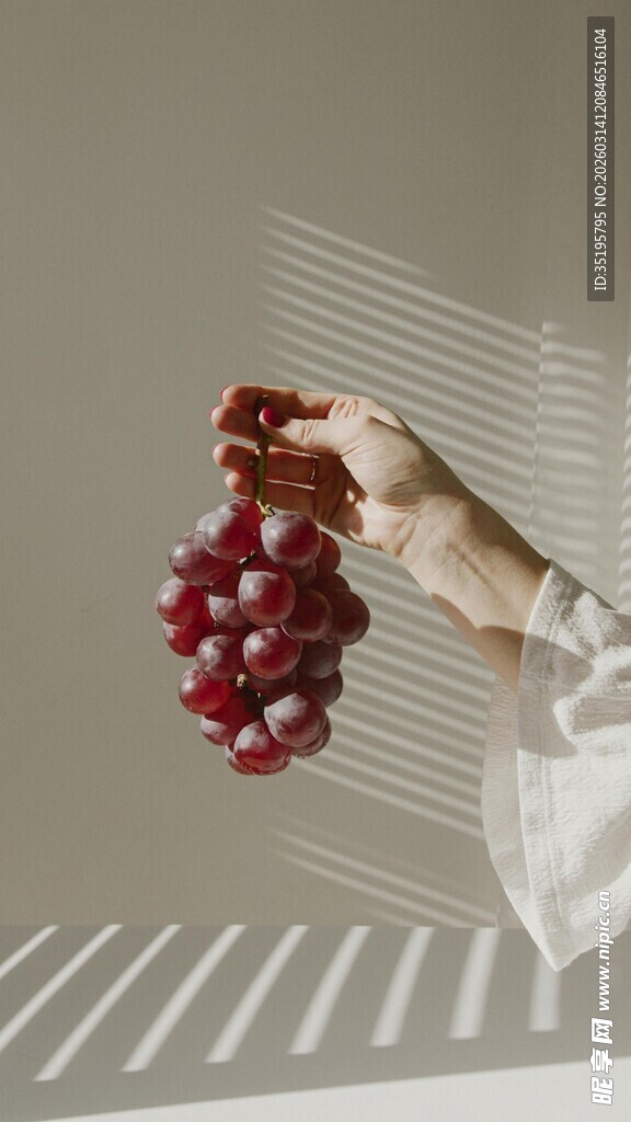 手捧红葡萄的光影瞬间
