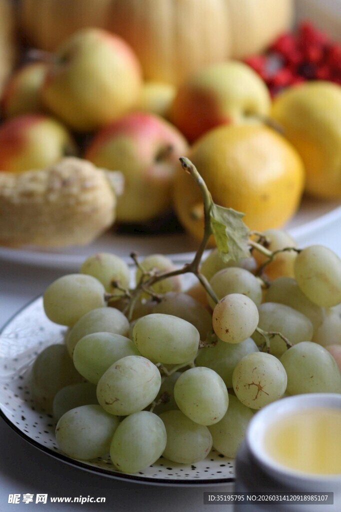 新鲜葡萄与多样水果组合