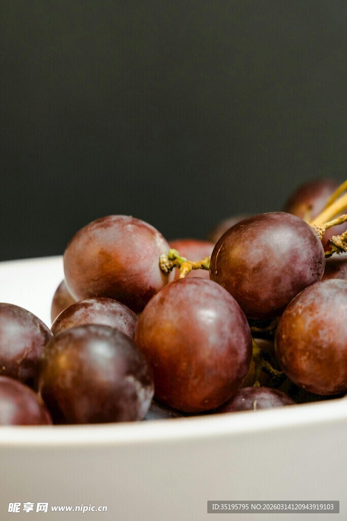 盘中紫葡萄