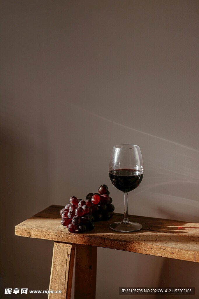 木凳上的红酒与葡萄