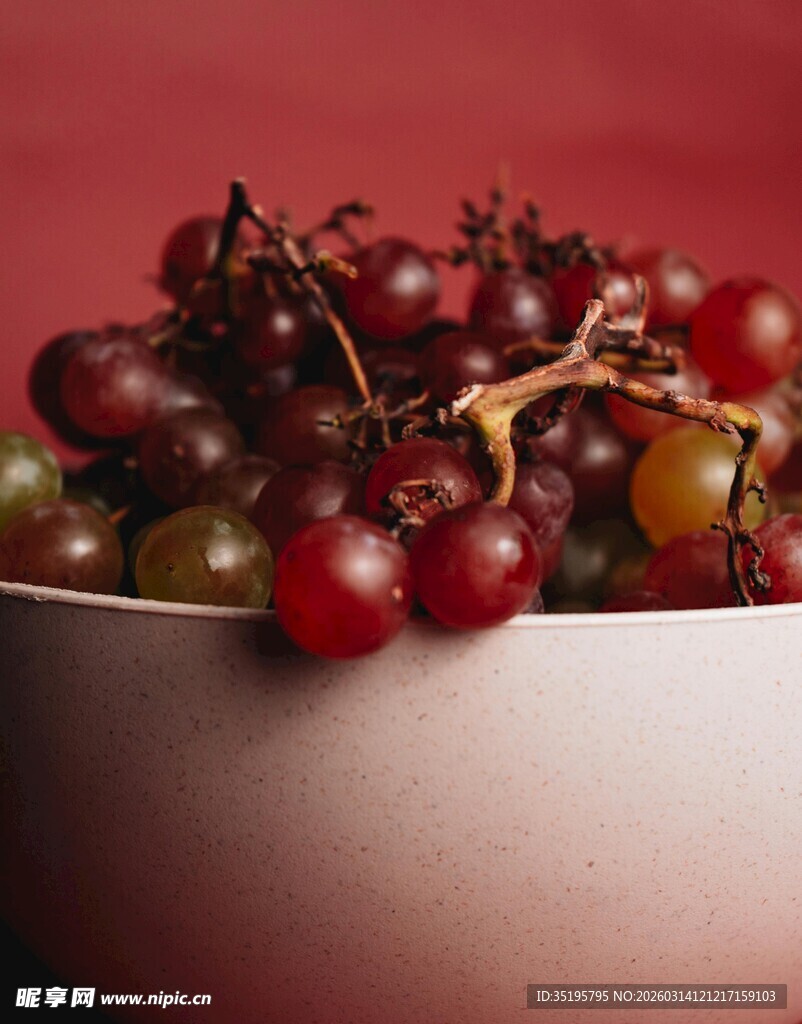 碗中多彩葡萄诱人