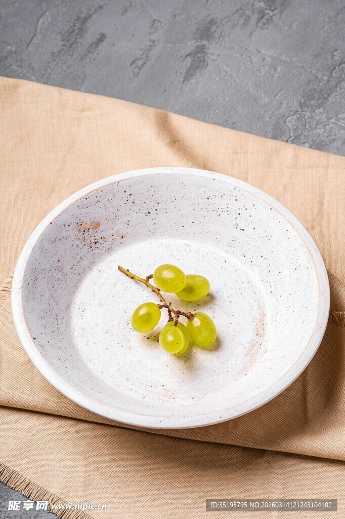 白盘上的青葡萄