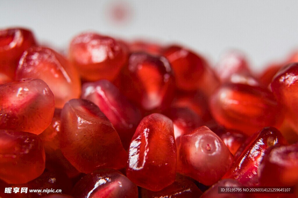 饱满红石榴籽特写