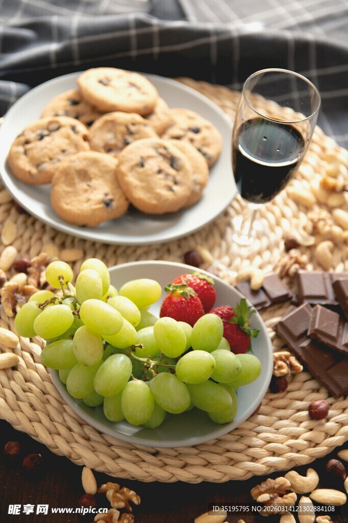 户外美味零食与水果拼盘