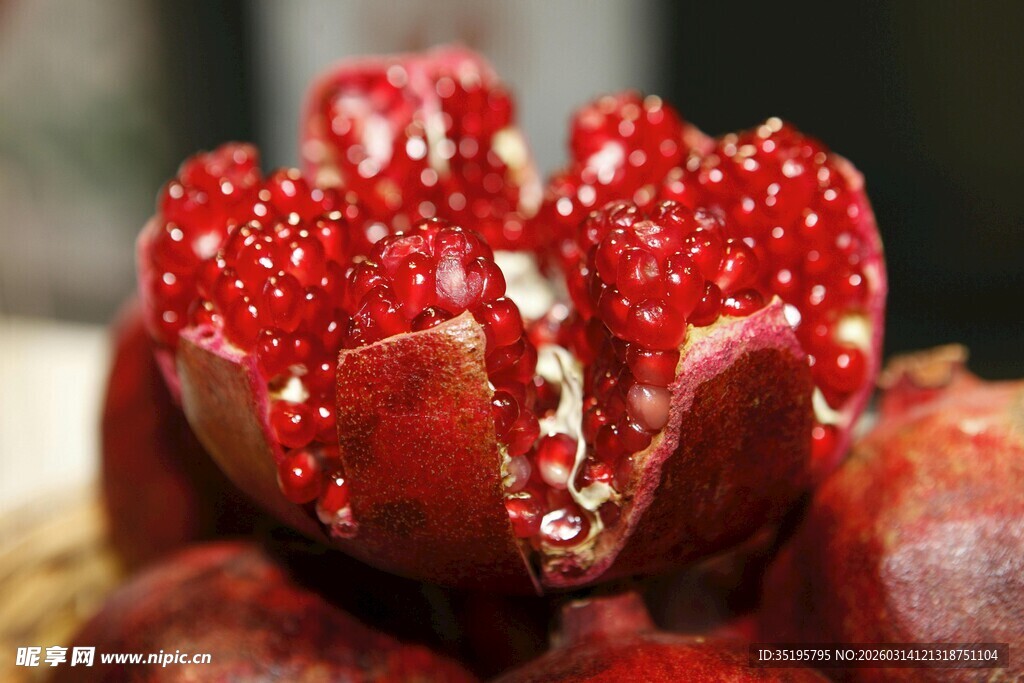 剥开的红石榴果肉饱满
