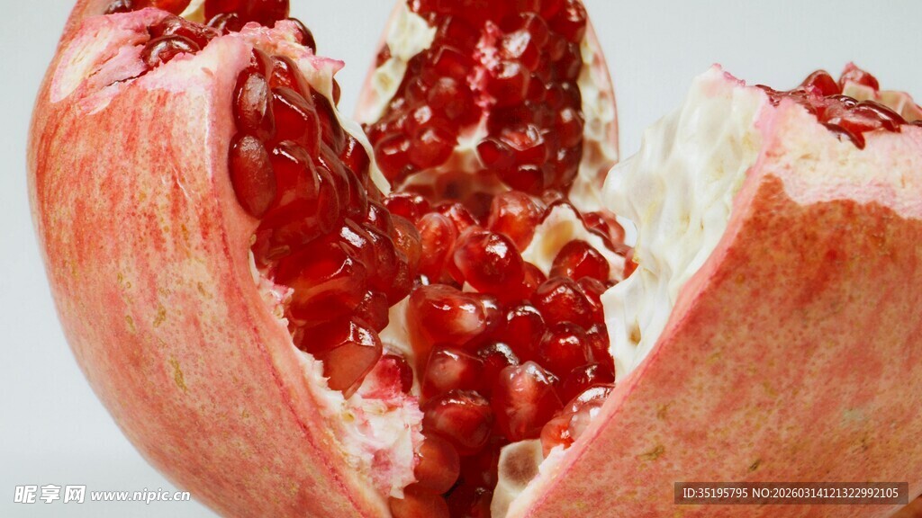剥开的红石榴