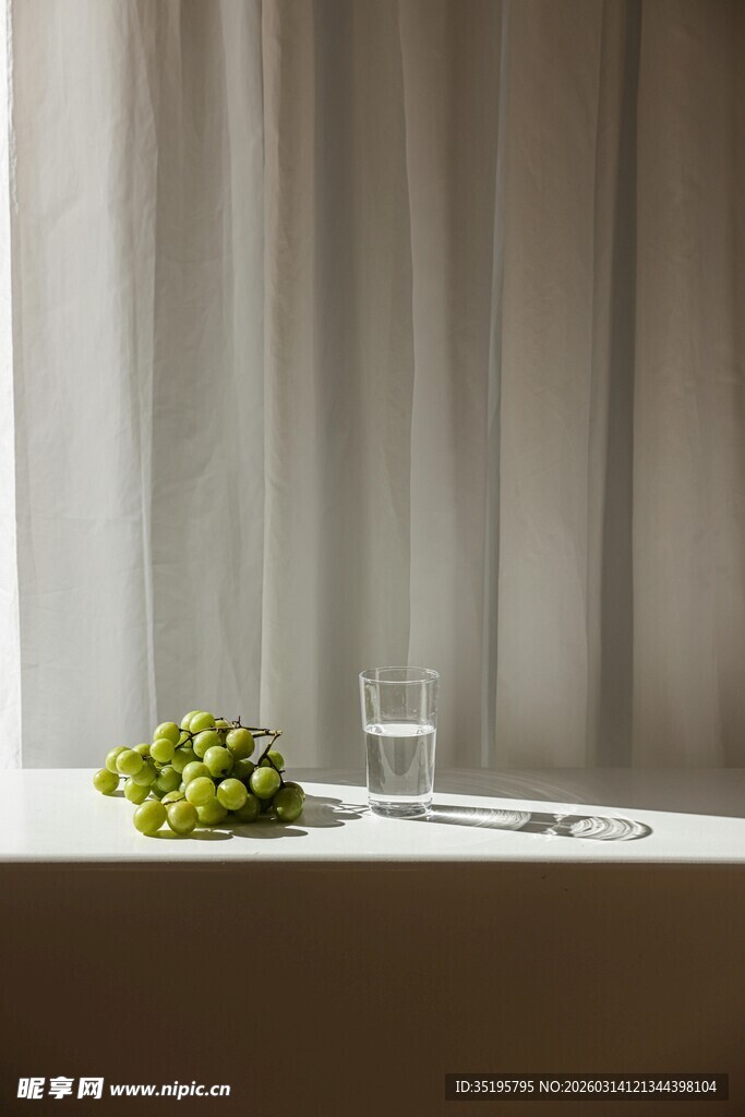 窗边简约静物葡萄与水杯