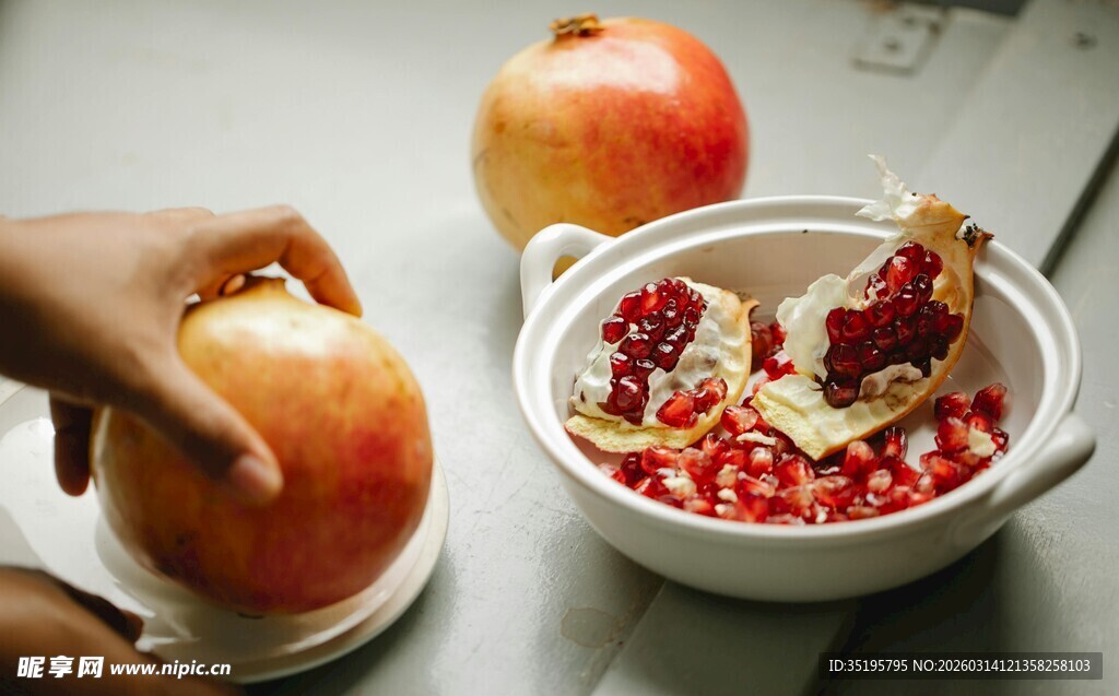 手触石榴与盛籽碗