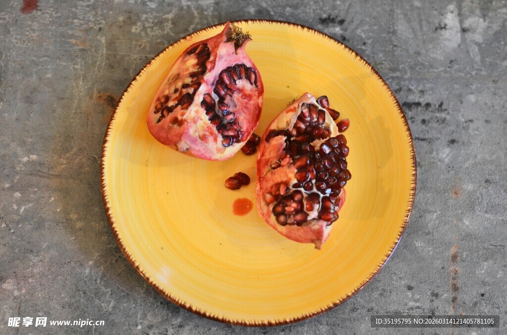 黄盘上的美味水果甜点