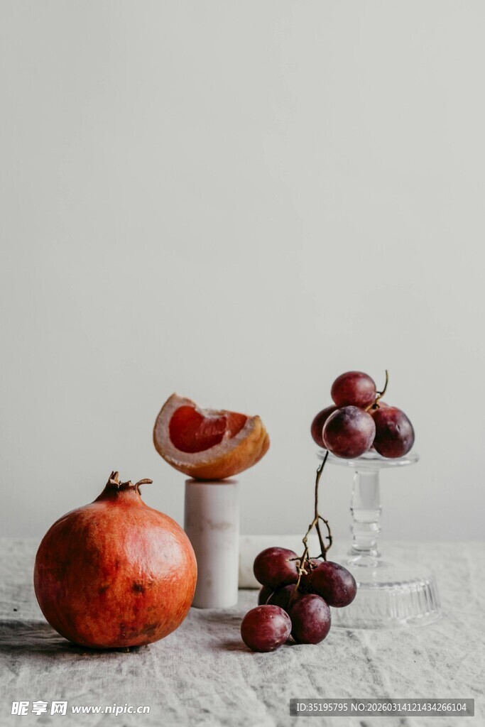 静物石榴与葡萄的组合