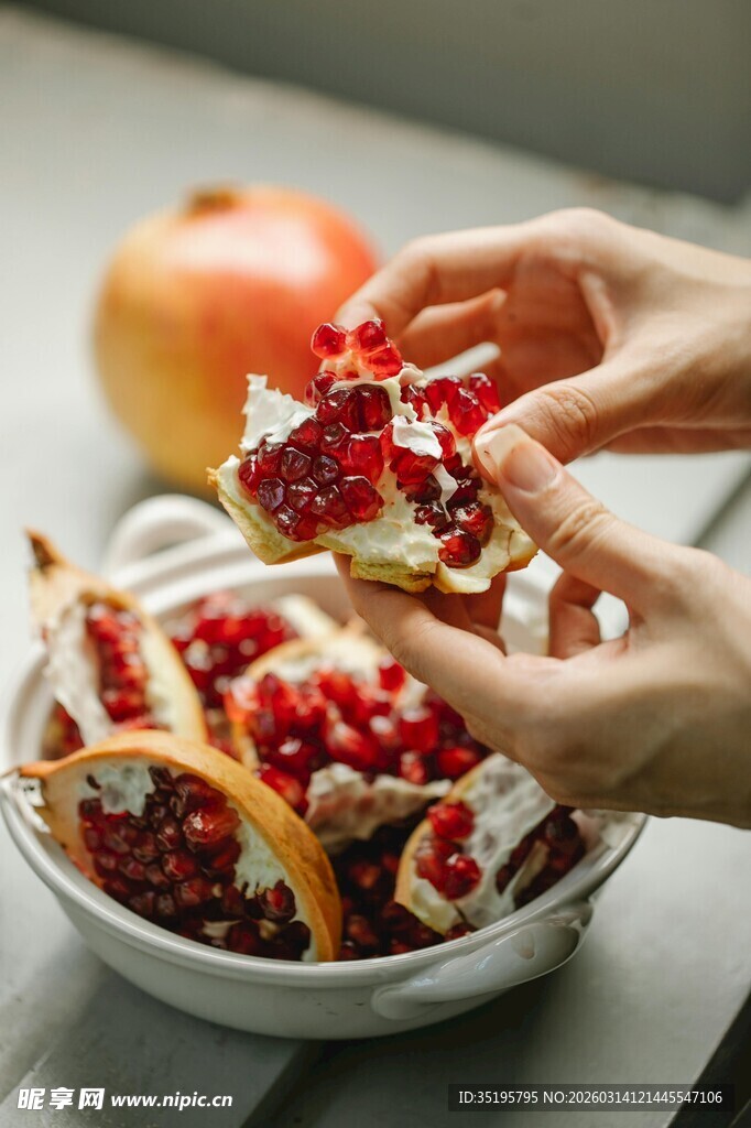 手剥新鲜多汁红石榴