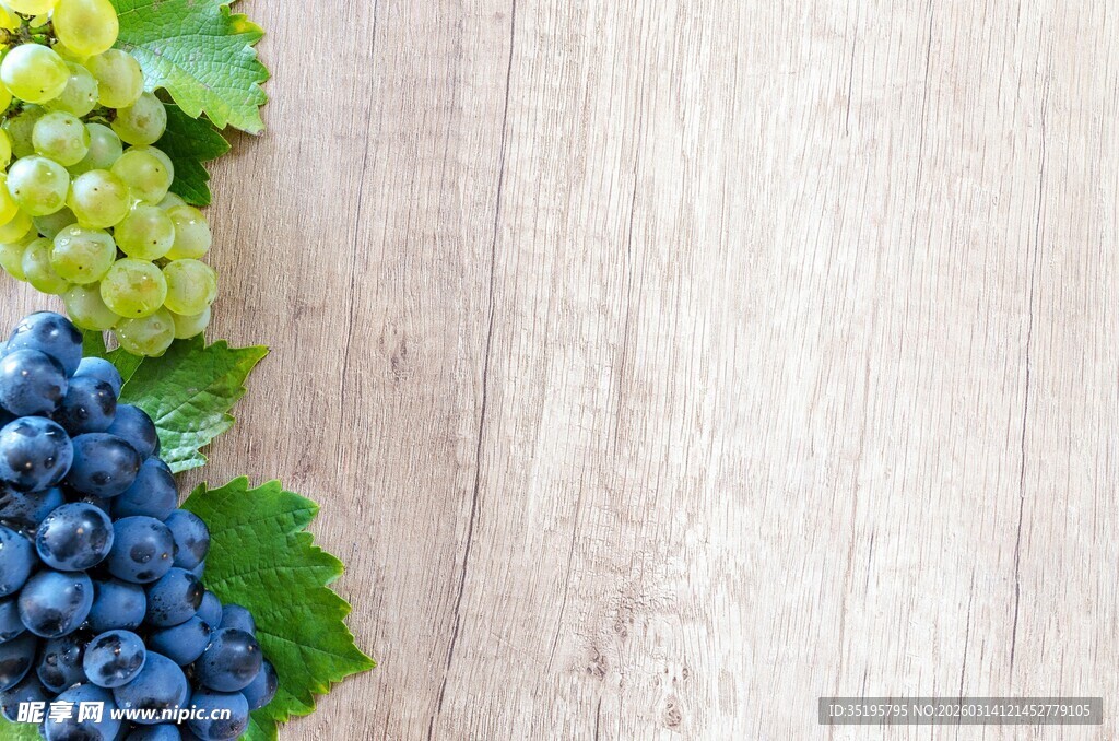 木桌上的青蓝葡萄组合
