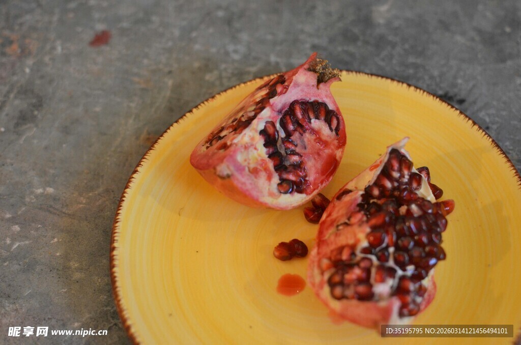 黄盘上的美味特色糕点