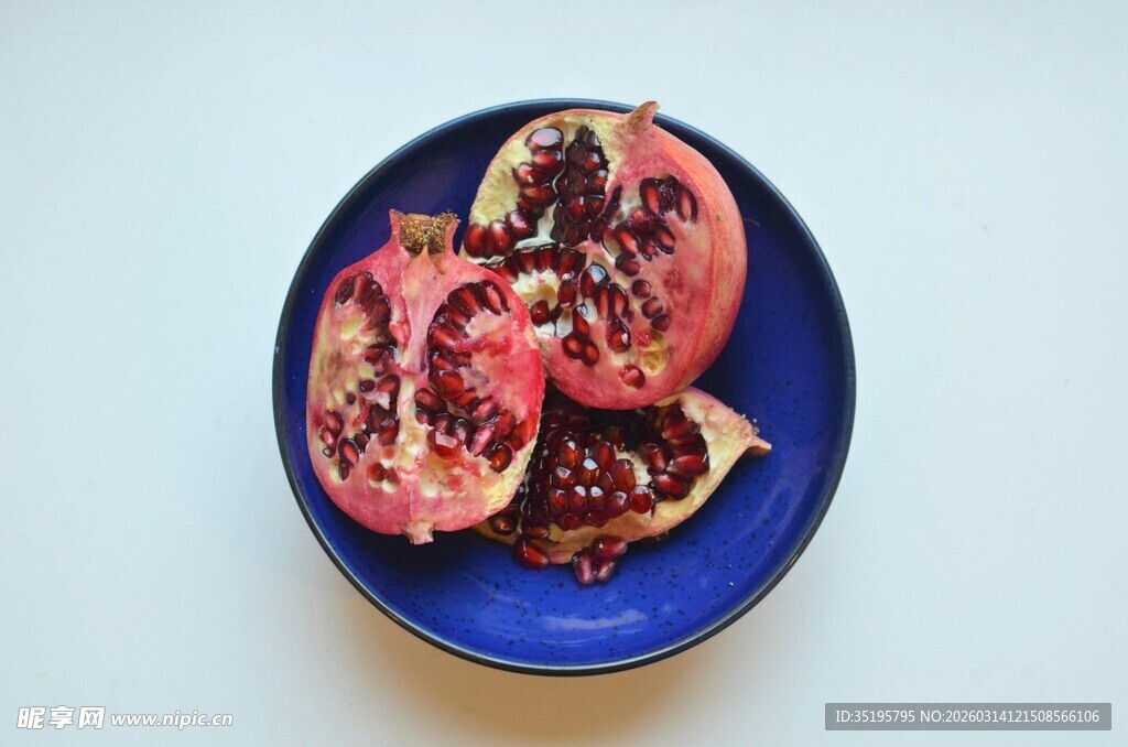 蓝色盘中切开的新鲜石榴