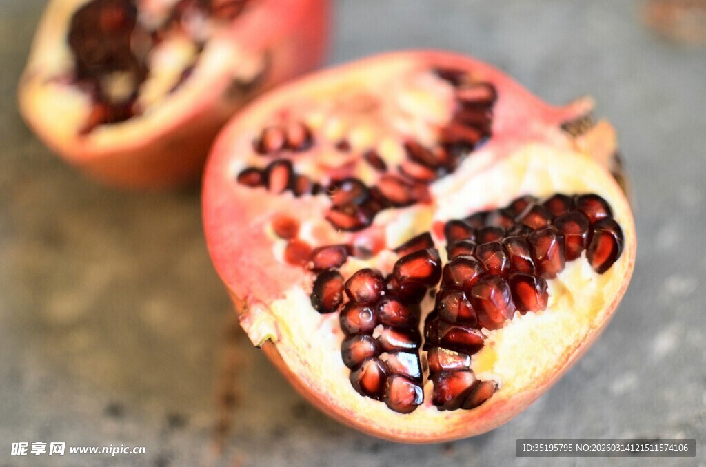 切开的新鲜多汁红石榴