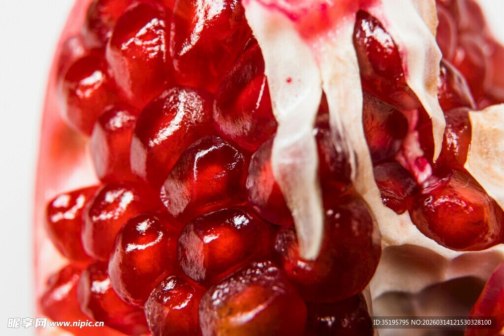 饱满多汁的新鲜红石榴