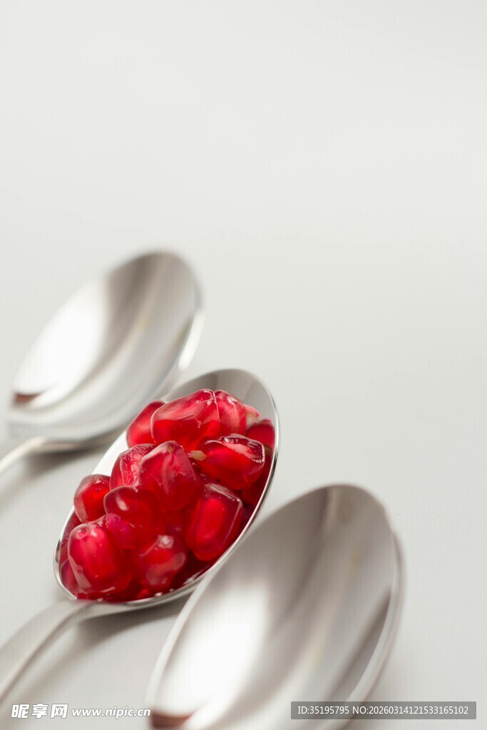 银勺上的红色浆果