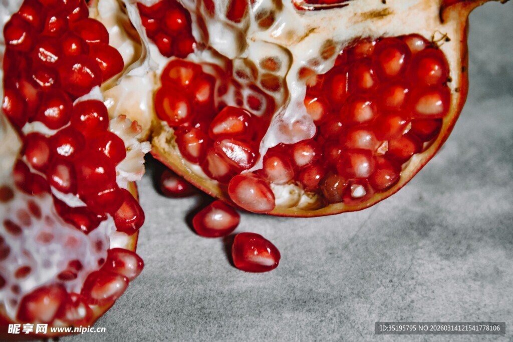 切开的红石榴诱人果实