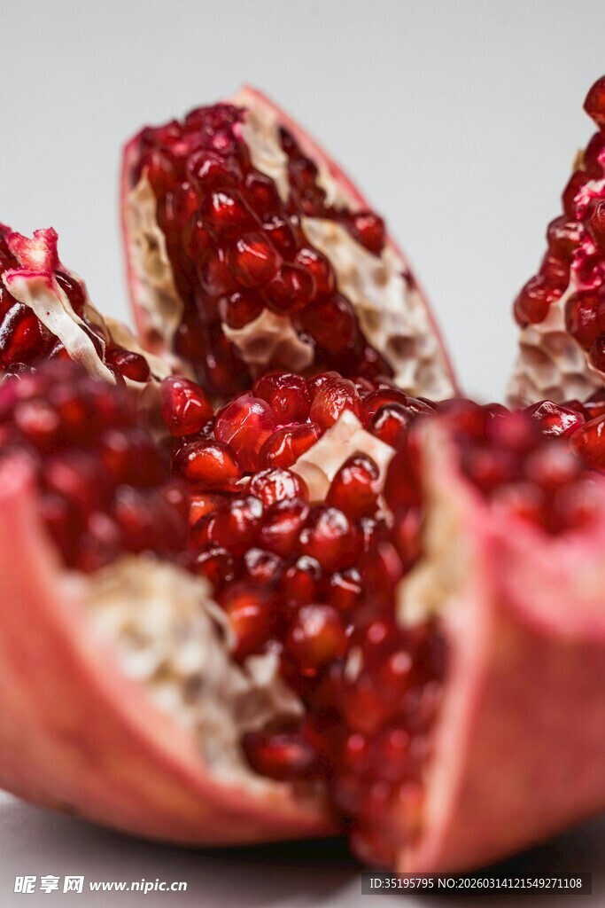剥开的红石榴果肉饱满