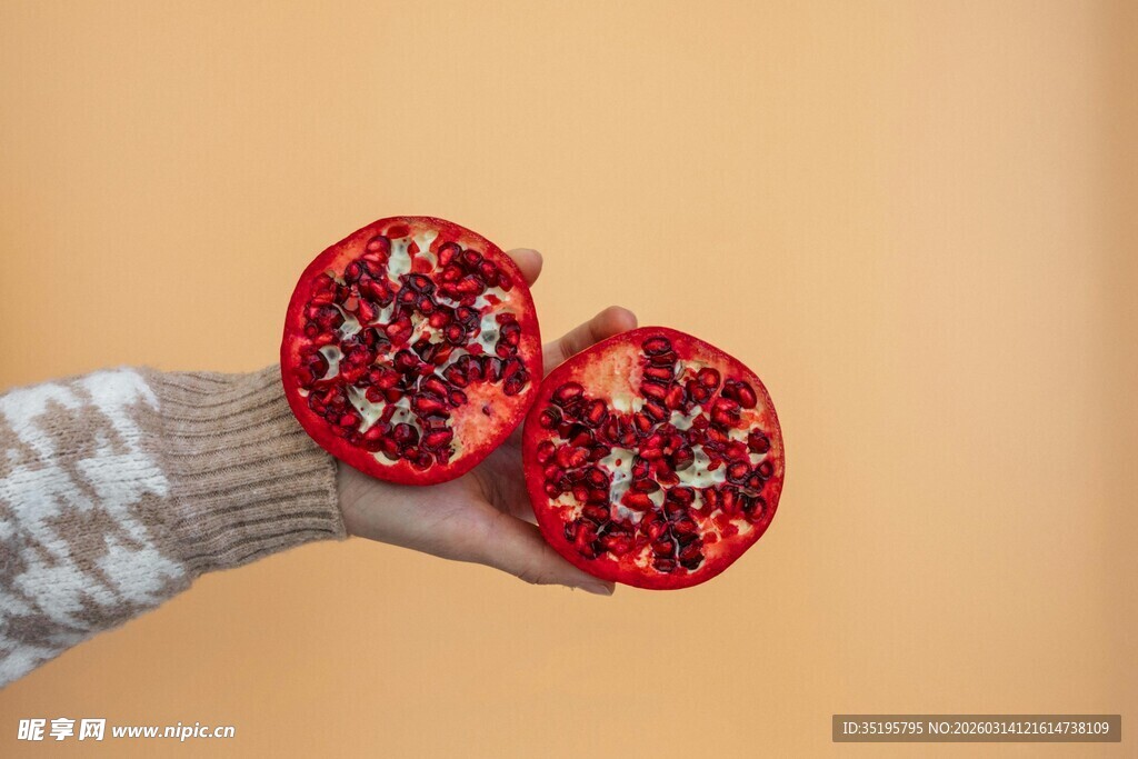 手捧切开的红石榴