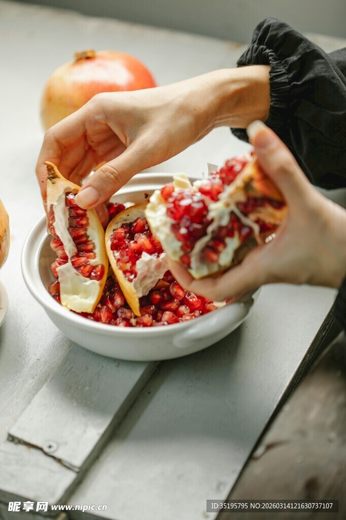 手捧碗中美味石榴果粒