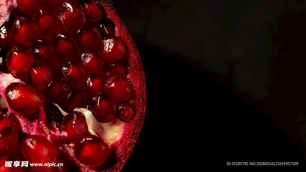 剥开的红石榴