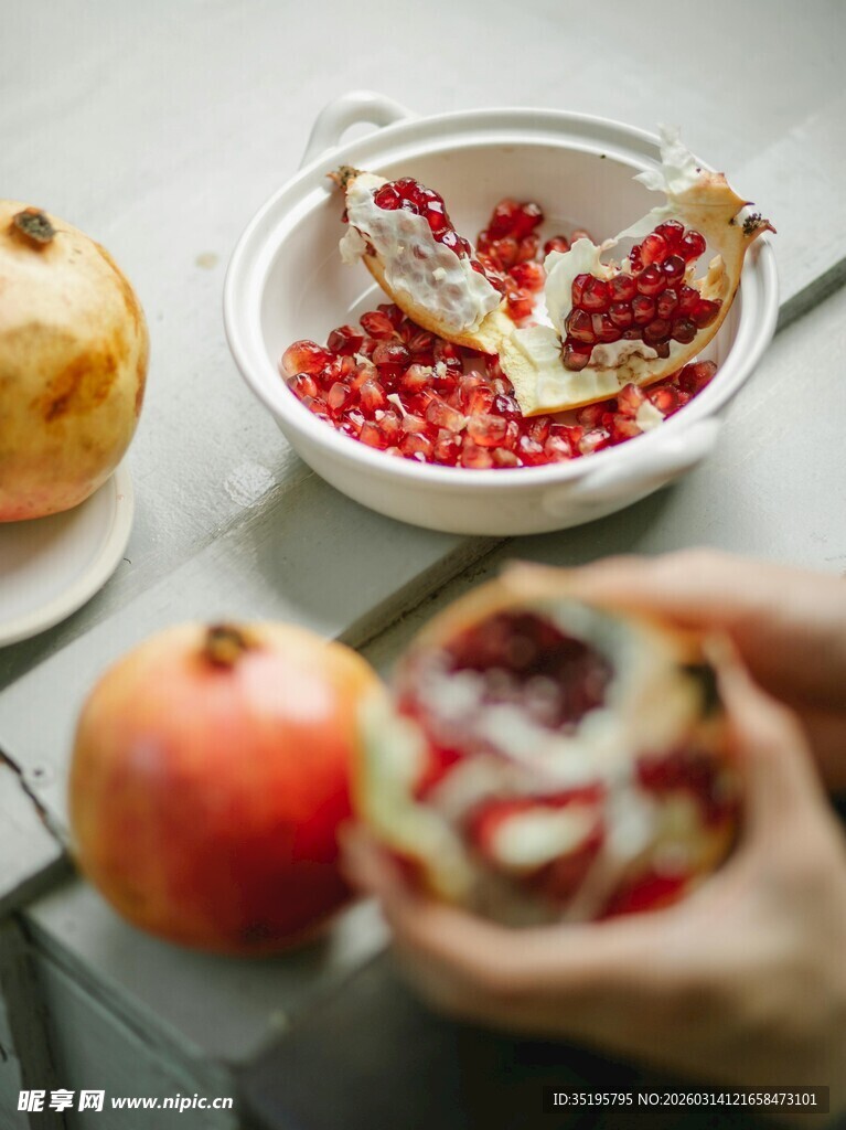 手剥新鲜石榴与盛放果粒