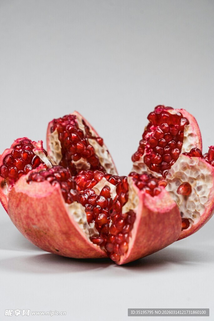 剥开的红石榴
