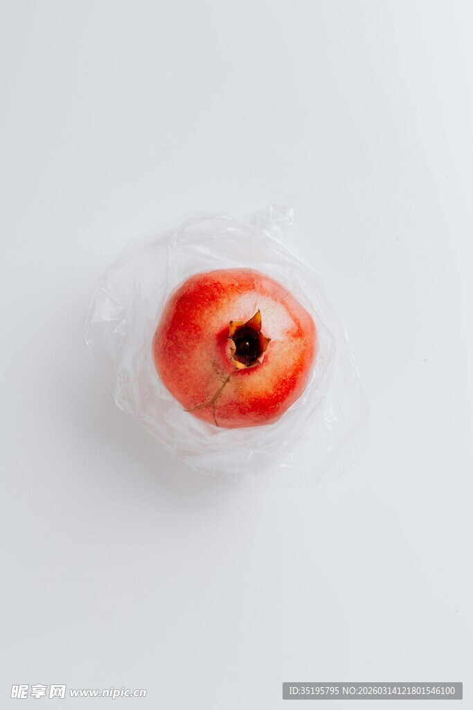 冰冻中的红苹果