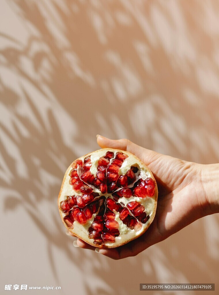 手捧美味石榴甜点