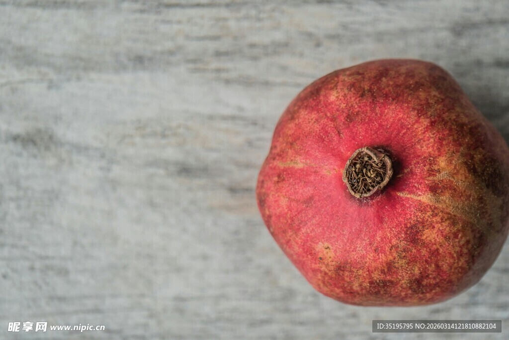 木桌上的红石榴特写