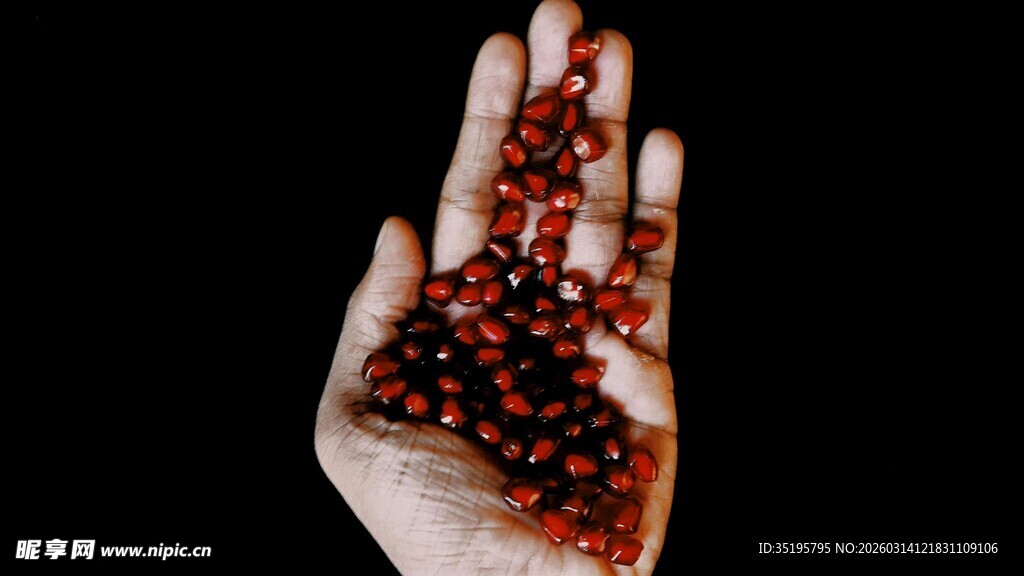 手中洒落的红色颗粒