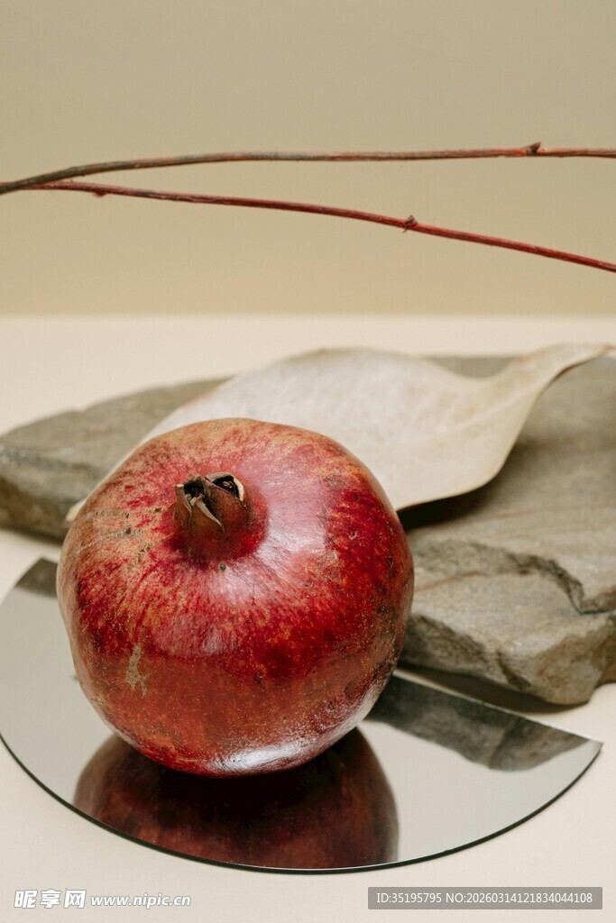 圆盘上的鲜红石榴