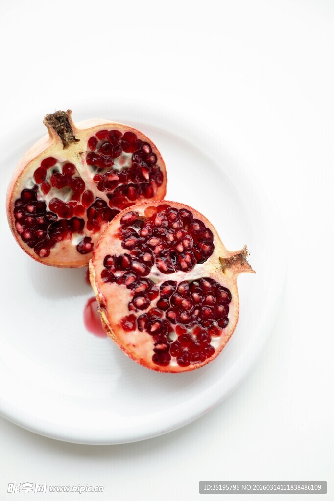 切开的石榴摆放在白盘上