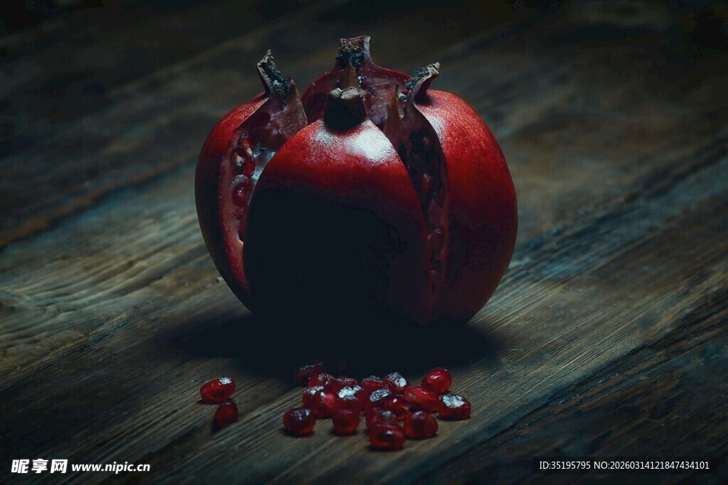 裂开的红石榴与散落籽