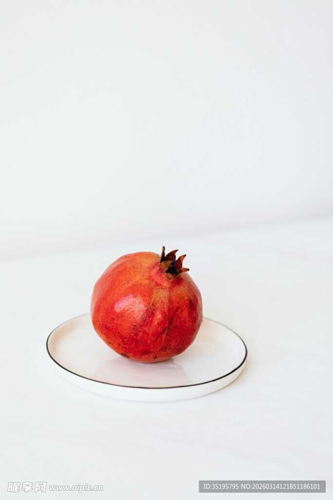 白盘上的鲜红石榴