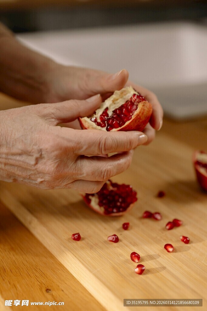 手剥新鲜石榴