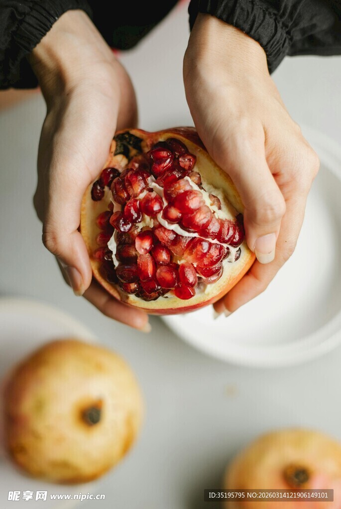 双手捧着的美味石榴甜点