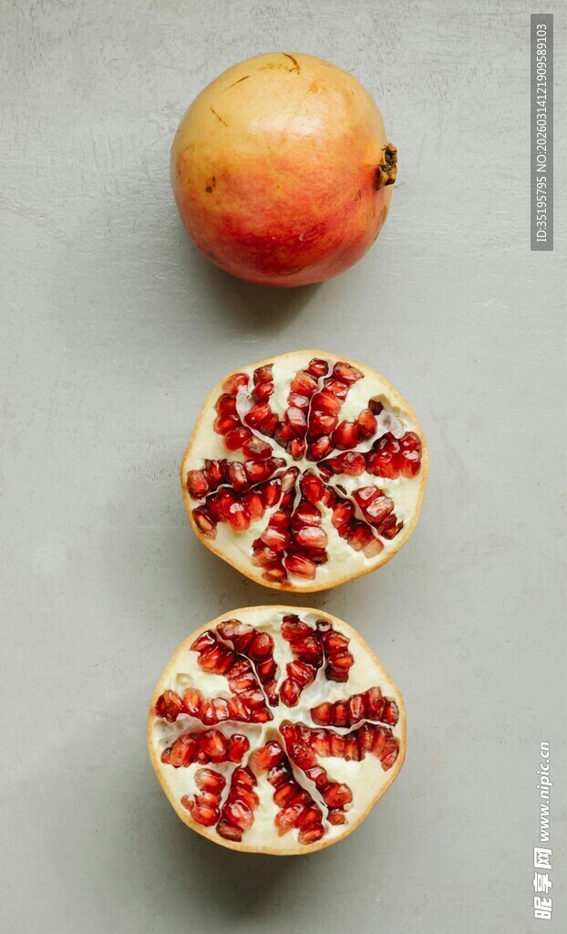 新鲜切开的多汁红石榴