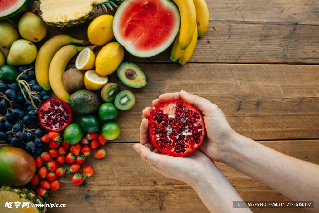双手捧石榴与多彩水果