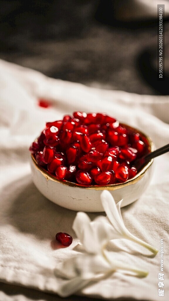 碗中鲜红蔓越莓诱人色泽