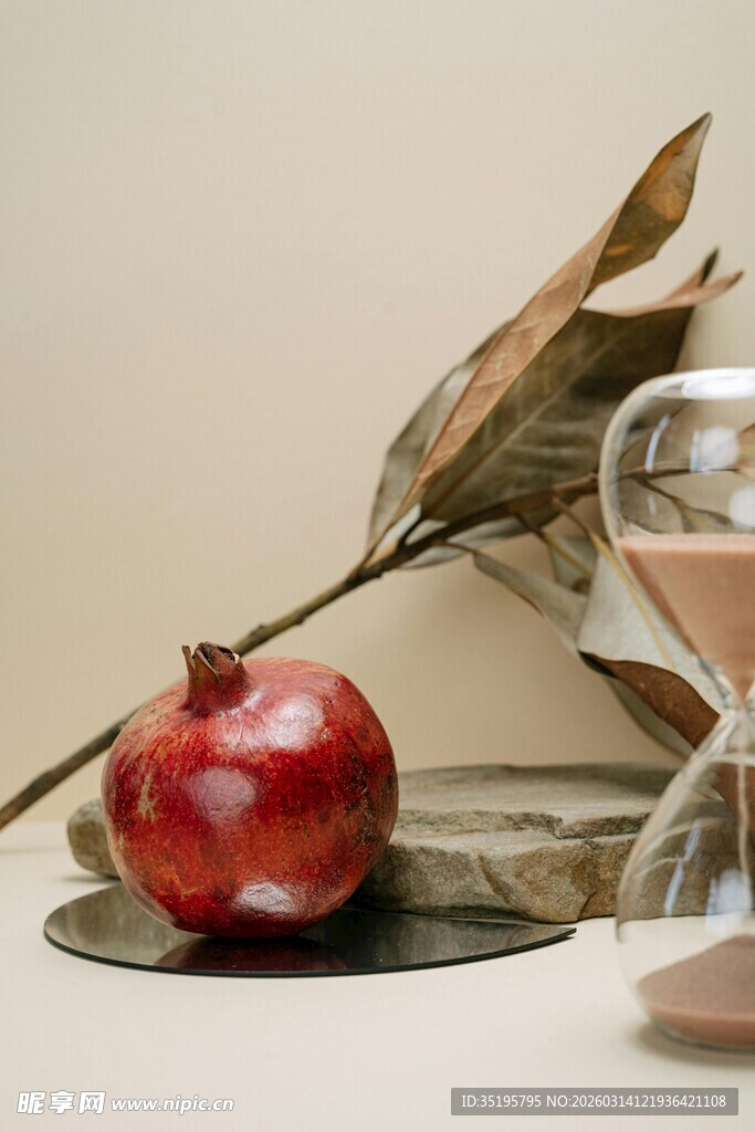 苹果与沙漏的静物组合