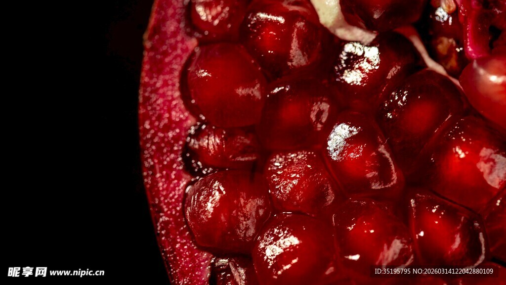 饱满多汁的红石榴籽