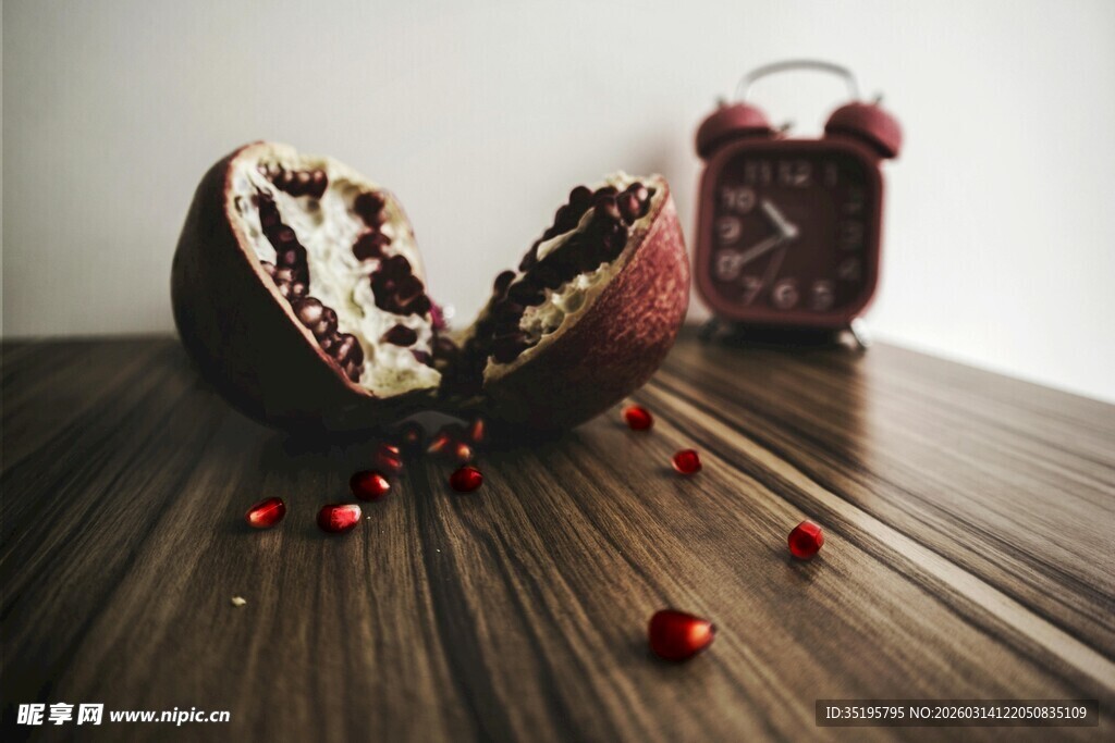 剥开的石榴与散落果粒