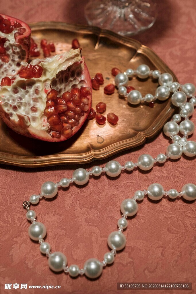 珍珠项链与盘中石榴静物