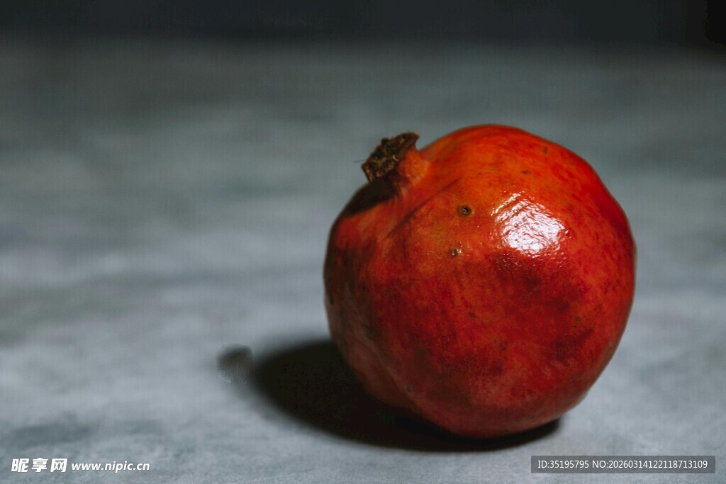 鲜红饱满的单个成熟石榴